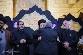 مراسم تعویض پرچم گنبد حرم امام رضا (ع) در آغاز ماه محرم