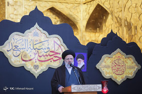 مراسم تعویض پرچم گنبد حرم امام رضا (ع) در آغاز ماه محرم