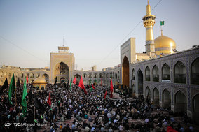 مراسم تعویض پرچم گنبد حرم امام رضا (ع) در آغاز ماه محرم
