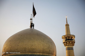 مراسم تعویض پرچم گنبد حرم امام رضا (ع) در آغاز ماه محرم