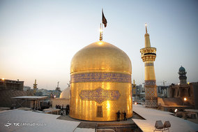 مراسم تعویض پرچم گنبد حرم امام رضا (ع) در آغاز ماه محرم