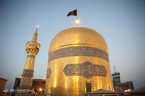 مراسم تعویض پرچم گنبد حرم امام رضا (ع) در آغاز ماه محرم