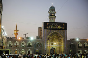 مراسم تعویض پرچم گنبد حرم امام رضا (ع) در آغاز ماه محرم