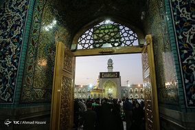 مراسم تعویض پرچم گنبد حرم امام رضا (ع) در آغاز ماه محرم