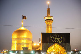 مراسم تعویض پرچم گنبد حرم امام رضا (ع) در آغاز ماه محرم