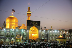 مراسم تعویض پرچم گنبد حرم امام رضا (ع) در آغاز ماه محرم