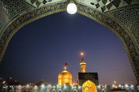 مراسم تعویض پرچم گنبد حرم امام رضا (ع) در آغاز ماه محرم