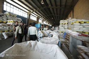 کشف بیش از 600 تن مواد اولیه ی ظروف یکبار مصرف در جنوب تهران