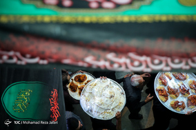 آیین توزیع غذای نذری در روستای اراضی اصفهان