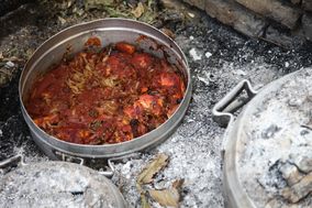 آیین توزیع غذای نذری در روستای اراضی اصفهان