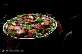 آیین توزیع غذای نذری در روستای اراضی اصفهان