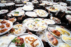 آیین توزیع غذای نذری در روستای اراضی اصفهان