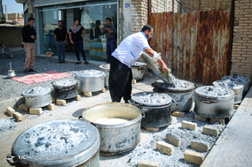آیین توزیع غذای نذری در روستای اراضی اصفهان