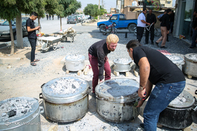 آیین توزیع غذای نذری در روستای اراضی اصفهان