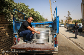 آیین توزیع غذای نذری در روستای اراضی اصفهان