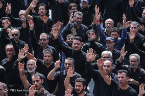 عزاداری ظهر عاشورا در میدان امام حسین(ع)