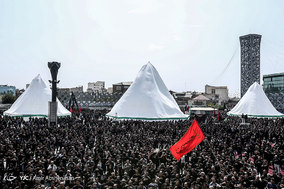 عزاداری ظهر عاشورا در میدان امام حسین(ع)