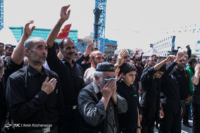 عزاداری ظهر عاشورا در میدان امام حسین(ع)