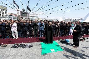 عزاداری ظهر عاشورا در میدان امام حسین(ع)