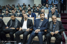 همایش دفاع همچنان باقی است