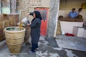آبگیری انگور قبل از پخت شیره در مانیزان
