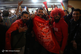 شادی طرفداران تیم پرسپولیس بعد از راهیابی به فینال لیگ قهرمانان آسیا