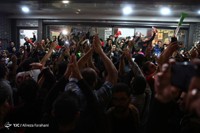شادی طرفداران تیم پرسپولیس بعد از راهیابی به فینال لیگ قهرمانان آسیا