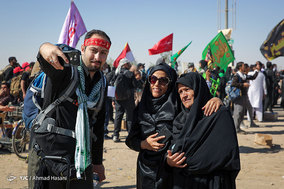 راهپیمایی زائرین اربعین حسینی در جاده نجف به کربلا