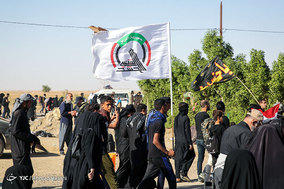 راهپیمایی زائرین اربعین حسینی در جاده نجف به کربلا