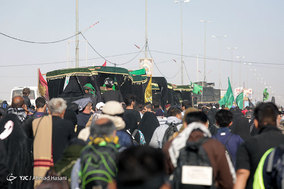 راهپیمایی زائرین اربعین حسینی در جاده نجف به کربلا