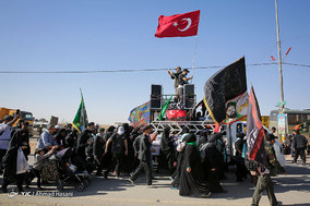 راهپیمایی زائرین اربعین حسینی در جاده نجف به کربلا
