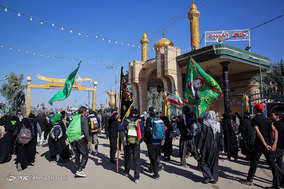 راهپیمایی زائرین اربعین حسینی در جاده نجف به کربلا
