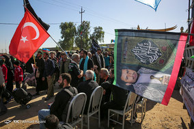 راهپیمایی زائرین اربعین حسینی در جاده نجف به کربلا