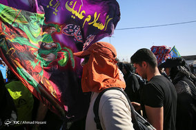 راهپیمایی زائرین اربعین حسینی در جاده نجف به کربلا