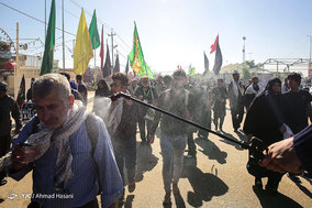 راهپیمایی زائرین اربعین حسینی در جاده نجف به کربلا