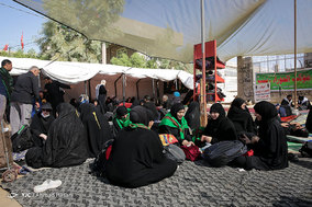 راهپیمایی زائرین اربعین حسینی در جاده نجف به کربلا