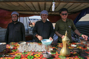 راهپیمایی زائرین اربعین حسینی در جاده نجف به کربلا