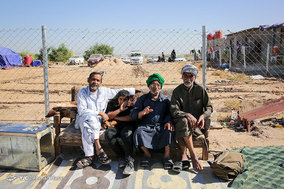 راهپیمایی زائرین اربعین حسینی در جاده نجف به کربلا
