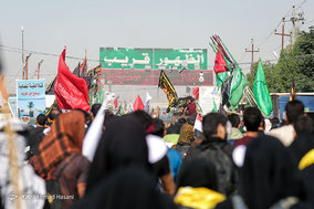 راهپیمایی زائرین اربعین حسینی در جاده نجف به کربلا