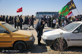 راهپیمایی زائرین اربعین حسینی در جاده نجف به کربلا