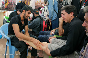 راهپیمایی زائرین اربعین حسینی در جاده نجف به کربلا