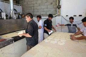 راهپیمایی زائرین اربعین حسینی در جاده نجف به کربلا