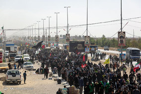 راهپیمایی زائرین اربعین حسینی در جاده نجف به کربلا