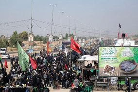 راهپیمایی زائرین اربعین حسینی در جاده نجف به کربلا