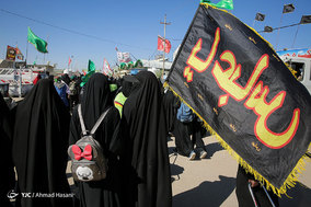 راهپیمایی زائرین اربعین حسینی در جاده نجف به کربلا