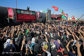 راهپیمایی زائرین اربعین حسینی در جاده نجف به کربلا