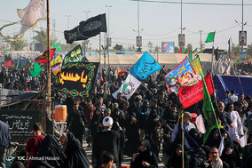 راهپیمایی زائرین اربعین حسینی در جاده نجف به کربلا