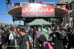 راهپیمایی زائرین اربعین حسینی در جاده نجف به کربلا