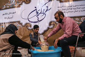بسته‌بندی ۲۱۰۰ سبد کالا برای توزیع در نیک‌شهر سیستان و بلوچستان