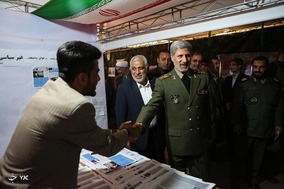بازدید وزیر دفاع از نمایشگاه دانشجویی دانشگاه مالک اشتر
